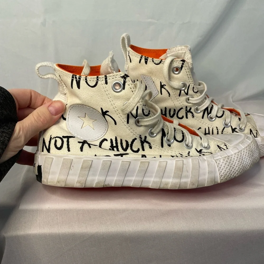 Chuck Not Chuck Converse kids size 5‎